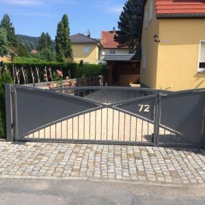 Modernes Grundstückstor mit hydraulischen Bodenantrieb