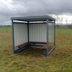 Raucherunterstand mit Trapezblech und Glas