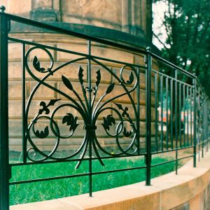 kunstschmiedeeiserner Zaun im historischen Stil