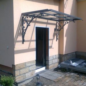 Vordach mit geschmiedeten Konsolen und Glas