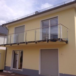 Balkongeländer aus Edelstahl mit Glasbrüstung