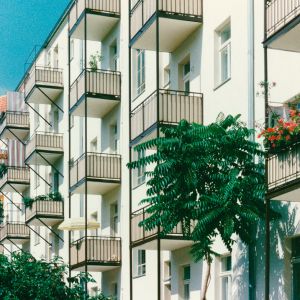 vorgestellte Balkonanlage mit Brüstung aus Trespa