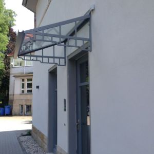 Vordach mit Zierelementen und Glas