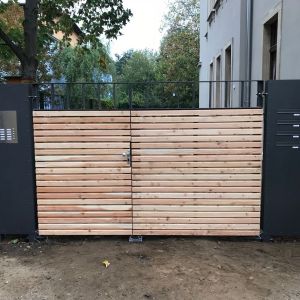 Grundstückstor mit Briefkastenanlage und Klingelruftafel