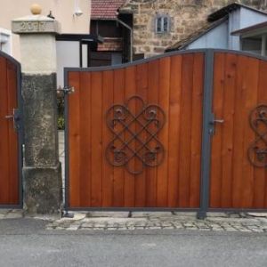 Grundstückstor mit schmiedeeisernen Zierelementen