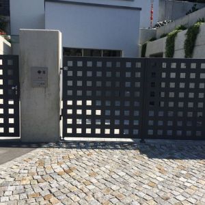 Grundstückstor mit Lochblechen