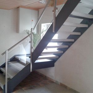 Innentreppe mit Granitstufen und Edelstahlgeländer