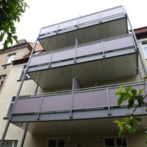 Balkonanlage mit Mineralitplatten und Brüstung aus Trespa