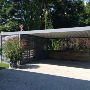 Carport mit Trapezprofil und separaten Lagerraum